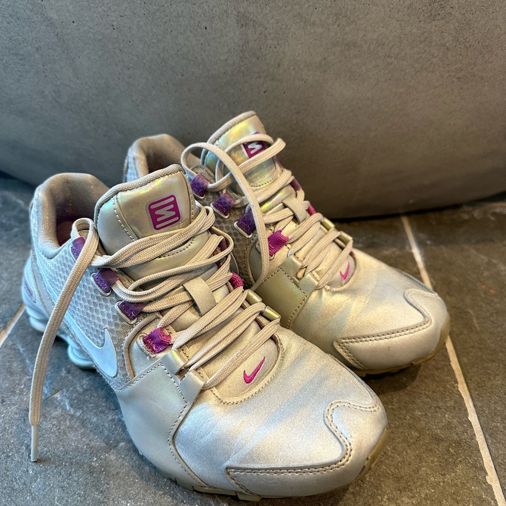 Nike Shox woman’s size 6 gray, awesome!